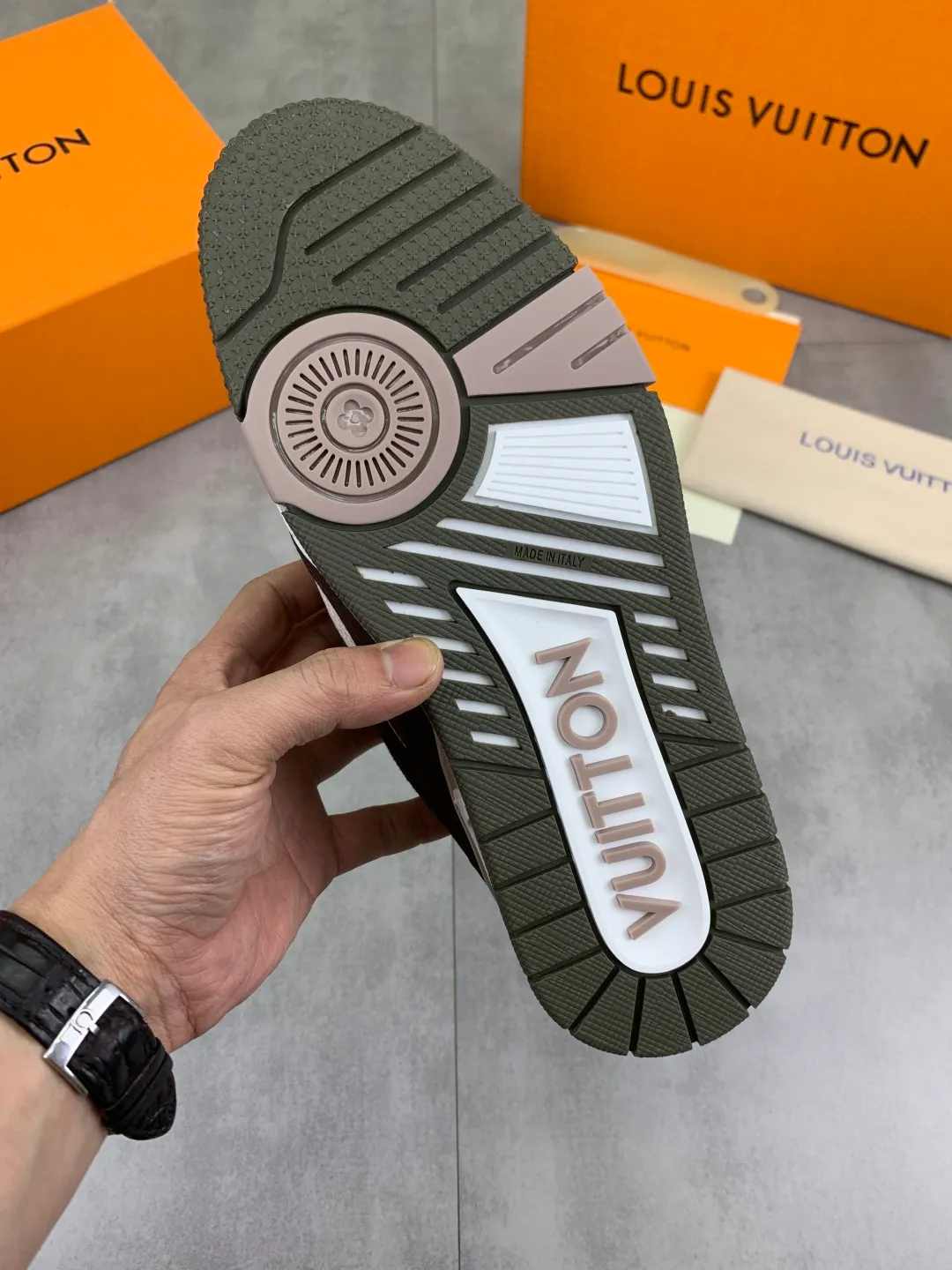 Men's Men's Shoes 💰P660 New The new LV TRAINER series of sneakers are on sale. This LV Trainer sneaker reinterprets Virgil Abloh's classics with nubuck and grained cow leather, and is decorated with Monogram flowers on the rubber outsole of the same color. A deformed Monogram flower occupies the sides, contrasting with the asymmetric Louis and Vuitton logos at the rear. The original version was designed by Virgil Abloh and was inspired by vintage basketball shoes. Featuring LV monograms on the tongue and upper, a scripted Louis Vuitton logo on the sides and a #54 logo on the rear, the rubber outsole features Monogram flowers and continues the comfort of an innovative gel outsole. Comes with original drawer box and complete packaging! Color: 3️⃣colors available